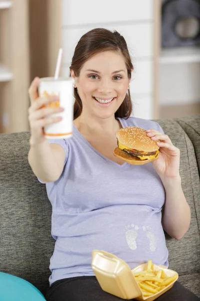 Mujer Embarazada Feliz Comiendo Una Hamburguesa — Foto de Stock