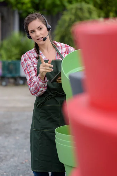 庭で錠剤を使う女性は — ストック写真