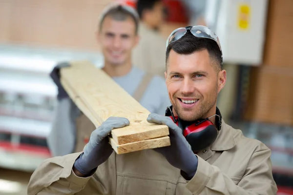 Trabajadores Madera Que Llevan Tablón Madera —  Fotos de Stock