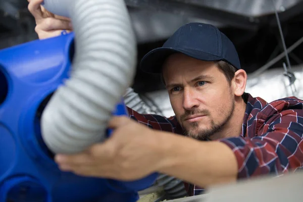 Mannelijke Elektricien Installeren Van Ventilatie Het Plafond — Stockfoto