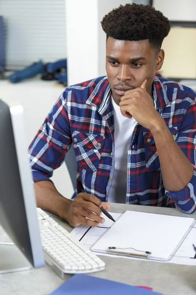 Homem Profundo Pensamento Sentado Mesa Computador — Fotografia de Stock