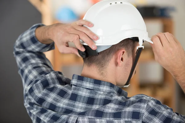 Arbeiter Passt Seinen Harten Hut Richtig — Stockfoto