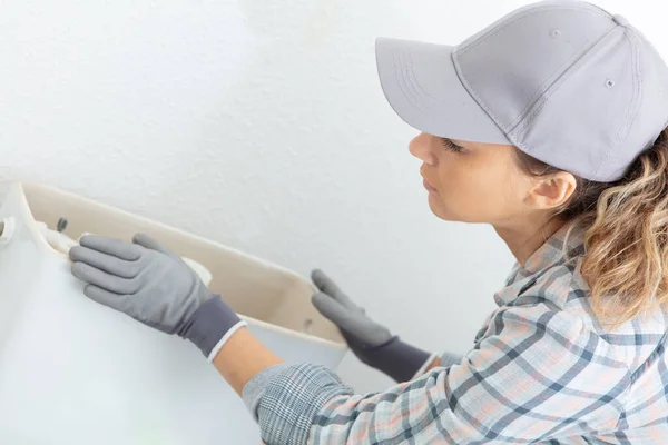 Vrouwelijke Loodgieter Installeren Van Een Toilet Reservoir — Stockfoto