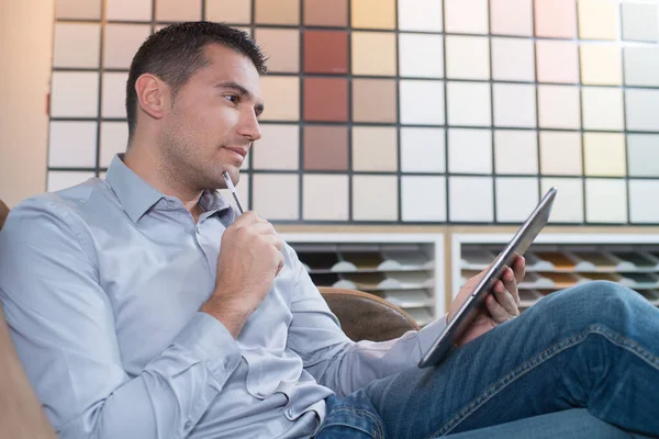 Homme Dans Magasin Décoration Regardant Tablette — Photo