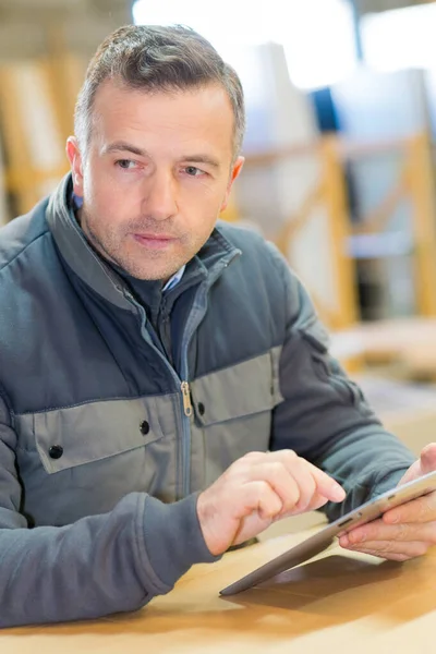 Homem Olhando Para Longe Para Inspiração Usar Tablet Trabalho — Fotografia de Stock