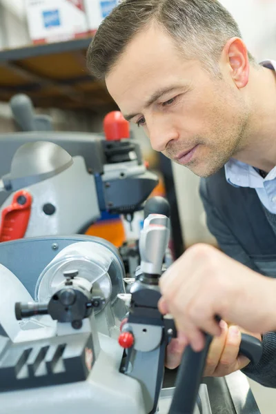 Homem Verifica Técnico Trabalhador Máquina Metal — Fotografia de Stock