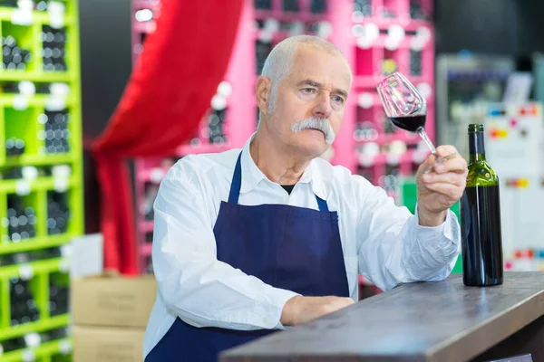 Ritratto Del Venditore Ispezione Del Vino — Foto Stock