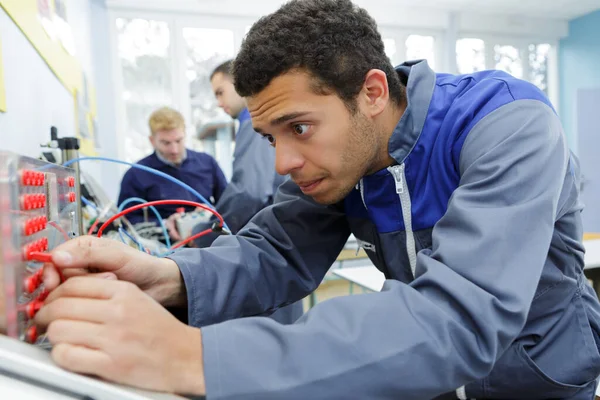 Kabel Und Maschinen Bei Der Arbeit — Stockfoto