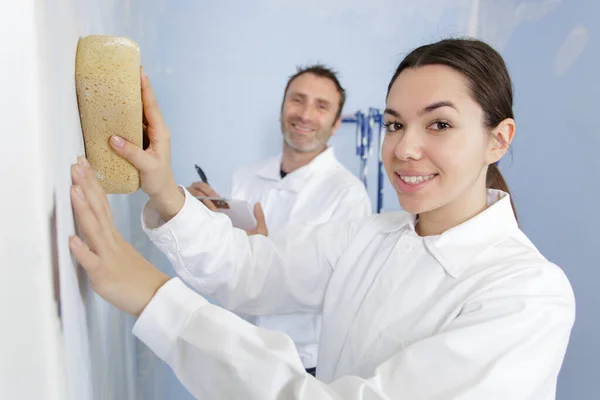 Mujer Trabajador Construcción Alisando Superficie Pared — Foto de Stock