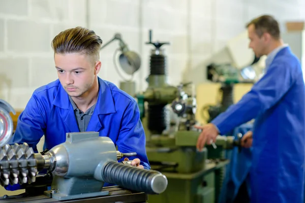 Jonge Man Met Een Machine Onderdeel — Stockfoto