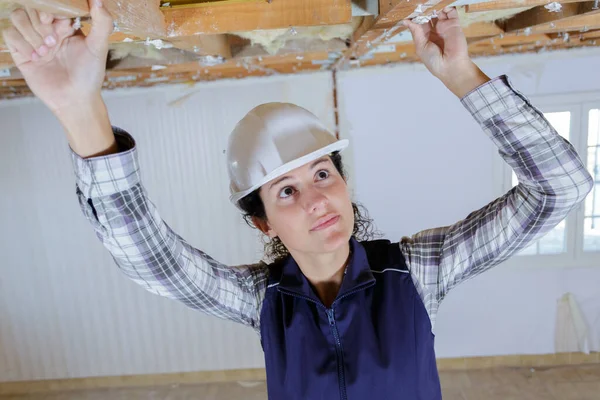 Een Vrouwelijke Werknemer Stelt Een Plafond Vast — Stockfoto