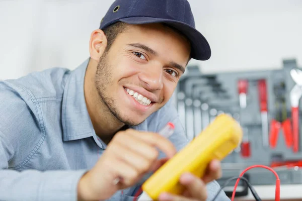 Een Mannelijke Elektricien Lacht — Stockfoto