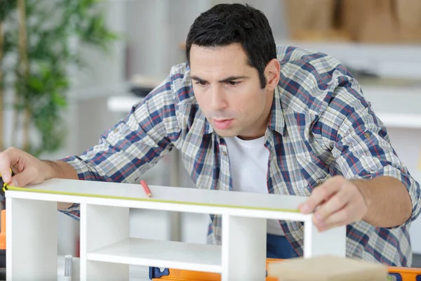 Homem Montando Móveis Casa — Fotografia de Stock