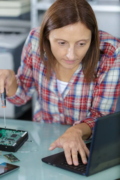 Mulher Usando Uma Chave Fenda Para Reparar Laptop — Fotografia de Stock