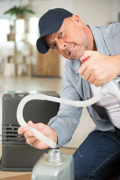 Hombre Añadiendo Aceite Calentador — Foto de Stock