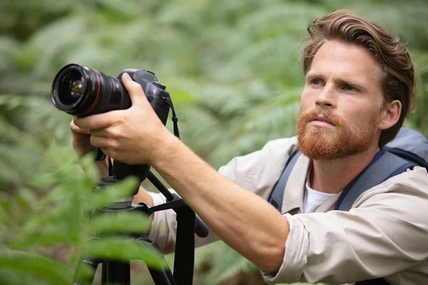 Człowiek Brodą Trzyma Fotokamerę Zielonej Naturze — Zdjęcie stockowe