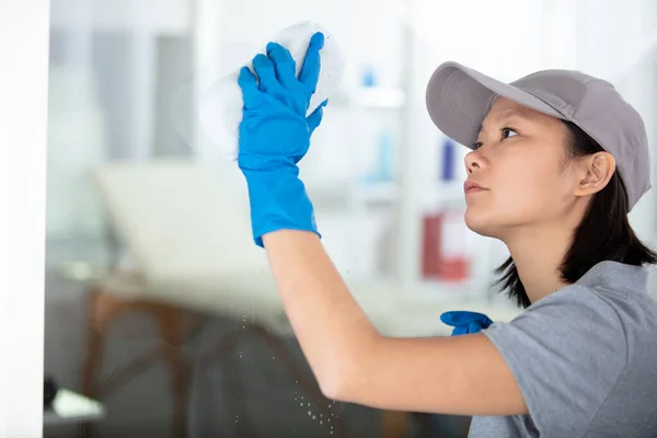 Mujer Profesional Limpia Ventana Vidrio — Foto de Stock