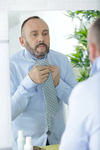 Knappe Bruidegom Repareert Zijn Das — Stockfoto