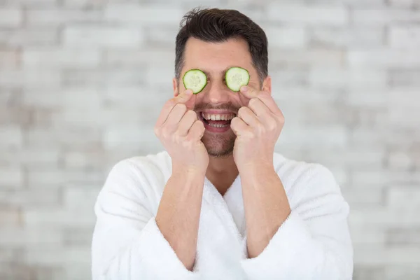 Homem Com Uma Máscara Cosmética Seu Rosto — Fotografia de Stock