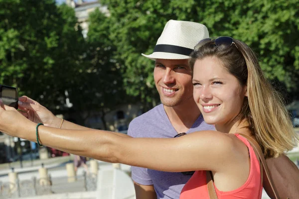 Havalı Genç Çift Dışarıda Selfie Çekiyor — Stok fotoğraf