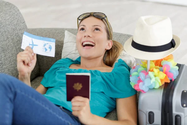 Mujer Feliz Embalado Para Viaje —  Fotos de Stock