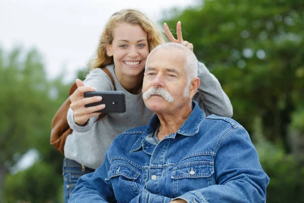 Doughter Papá Sentado Silla Ruedas Tomando Selfie —  Fotos de Stock
