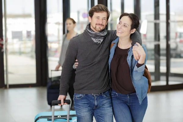 Jeune Couple Marié Arrivant Après Une Lune Miel — Photo