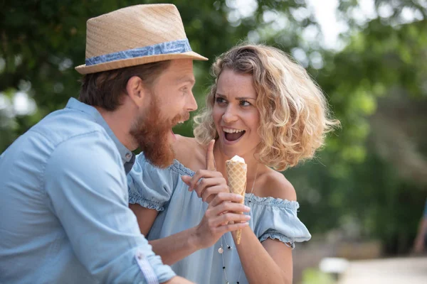Couple Eating Ice Cream Park — Stock Photo, Image