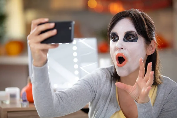 Podekscytowana Kobieta Jasnym Halloween Makijaż Biorąc Selfie — Zdjęcie stockowe