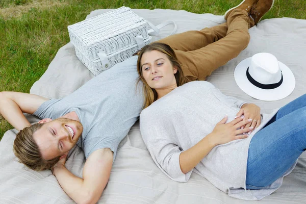 Hermosa Pareja Feliz Picnic Romántico — Foto de Stock