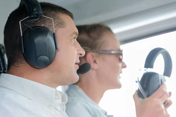Nahaufnahme Des Piloten Mit Headset Und Weiblicher Begleitung — Stockfoto