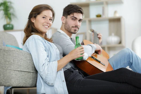 Charmant Jeune Couple Jouant Guitare Maison — Photo