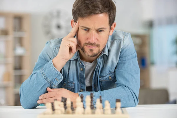 Koncentrerad Man Spelar Schack — Stockfoto