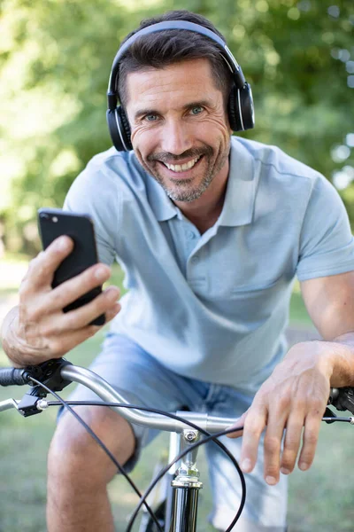 Ώριμος Άνθρωπος Ποδήλατο Χρησιμοποιώντας Τηλέφωνο Στο Πάρκο — Φωτογραφία Αρχείου