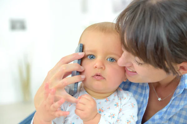 Mãe Bebê Telefone — Fotografia de Stock