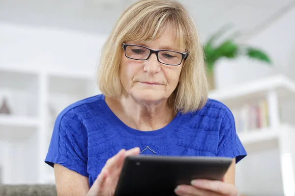 Femme Âgée Utilisant Une Tablette Numérique Dans Salon Maison — Photo