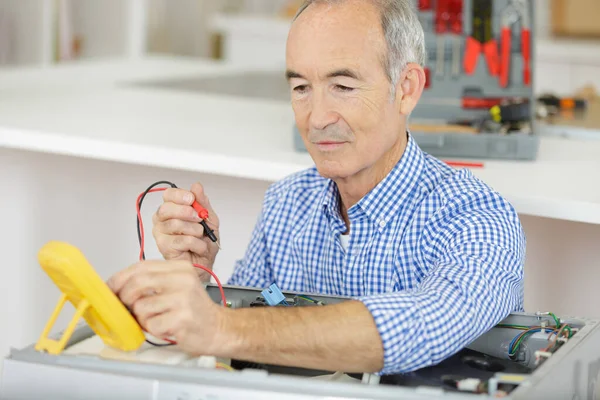 Uomo Anziano Che Fissa Dispositivo Casa — Foto Stock