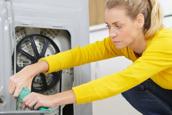 Vrouw Maakt Vloer Schoon — Stockfoto