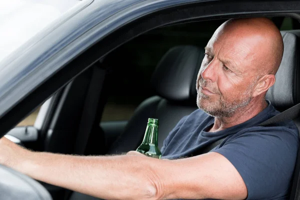 Wütender Mann Trinkt Bier Während Autofahrt — Stockfoto