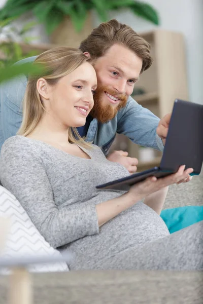 Casal Grávida Amor Verificando Algo Laptop — Fotografia de Stock