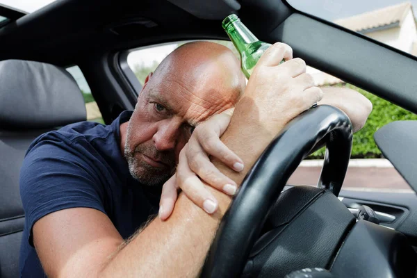 Άνθρωπος Που Πίνει Μπύρα Κατά Την Οδήγηση Ενός Αυτοκινήτου — Φωτογραφία Αρχείου