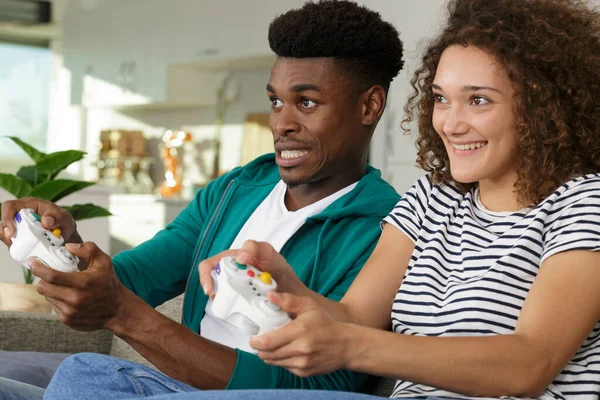 Jovem Casal Jogar Videogame — Fotografia de Stock