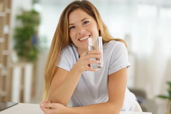 Ευτυχισμένη Νεαρή Γυναίκα Ένα Ποτήρι Νερό Στο Τραπέζι — Φωτογραφία Αρχείου