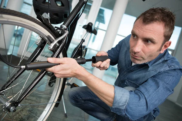 Man Pumpa Upp Cykelhjulet — Stockfoto