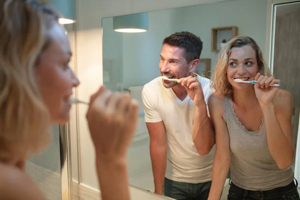 Uomo Donna Sorridenti Lavarsi Denti Bagno — Foto Stock