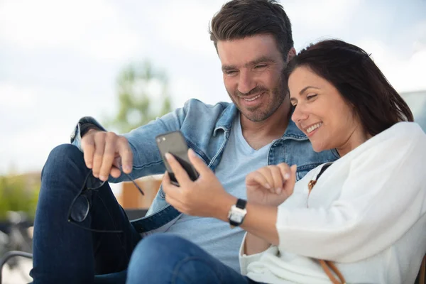 Pareja Romántica Ver Pantalla Del Teléfono Inteligente —  Fotos de Stock