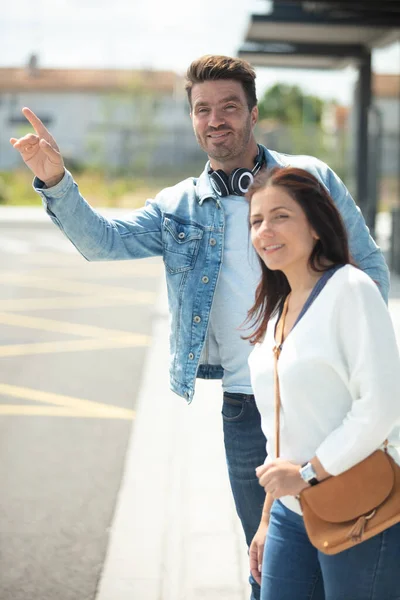 Pareja Esperando Estación Autobuses Sonriendo Vista Bajo Ángulo —  Fotos de Stock