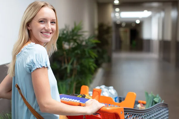 Glückliche Junge Frau Schiebt Einkaufswagen Supermarkt — Stockfoto