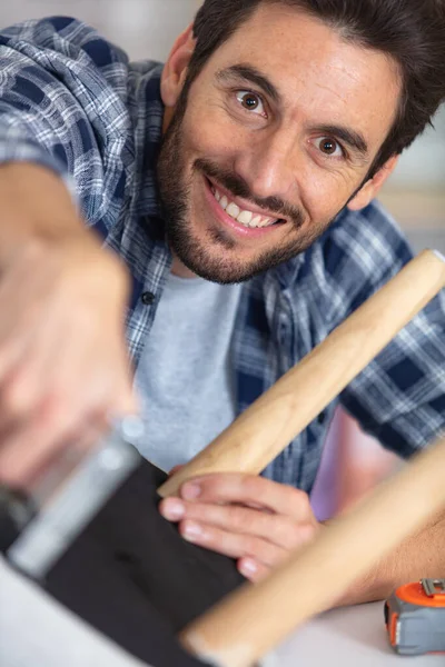 Jovem Reparando Móveis Casa — Fotografia de Stock