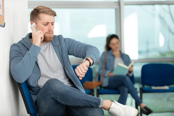 Personnes Assises Dans Salle Attente — Photo